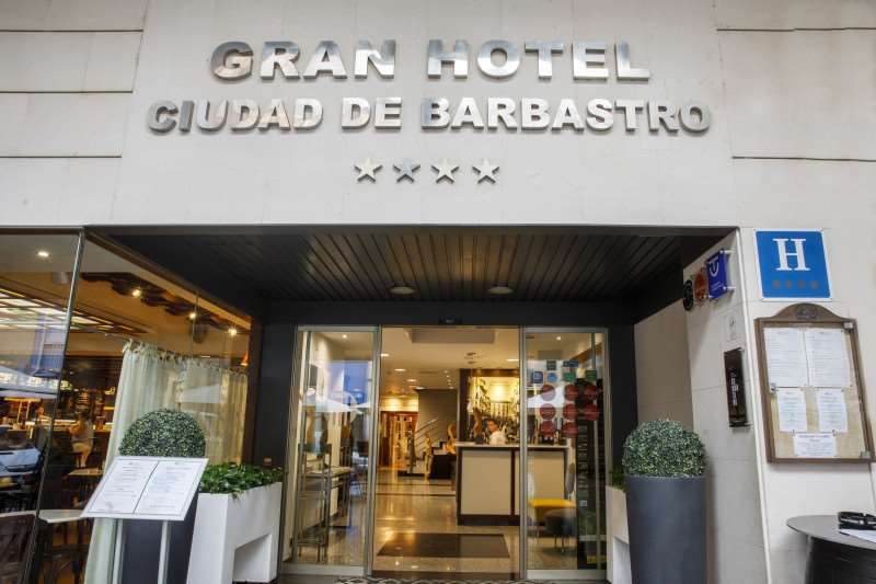Gran Hotel Ciudad de Barbastro Bagian luar foto